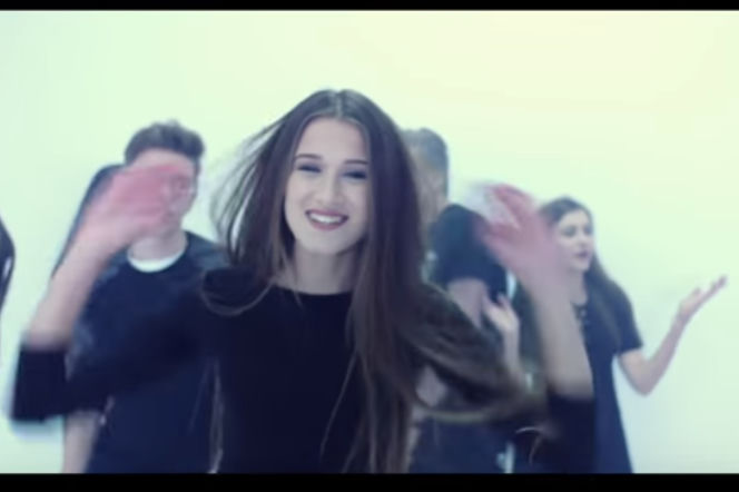 Weronika Juszczak - kadr z teledysku Możesz zatrzymać nas