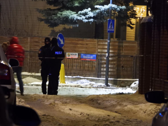 Tajemniczy atak w Ursusie. Mężczyzna raniony nożem w pośladek, sprawcy brak