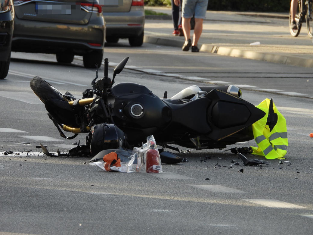 36-latek w BMW nie ustąpił motocykliście. 59-latek wylądował w szpitalu