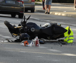 36-latek w BMW nie ustąpił motocykliście. 59-latek wylądował w szpitalu