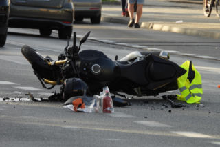 36-latek w BMW nie ustąpił motocykliście. 59-latek wylądował w szpitalu