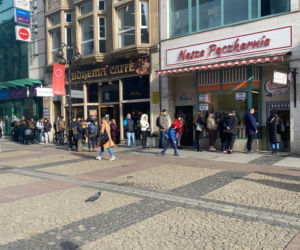 Tak wrocławianie obchodzili Tłusty Czwartek. Nie starczyło pączków! [ZDJĘCIA]