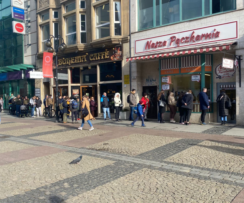 Tak wrocławianie obchodzili Tłusty Czwartek. Nie starczyło pączków! [ZDJĘCIA]