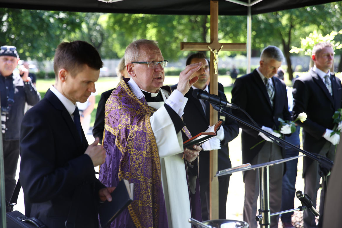 Jan A.P. Kaczmarek został pochowany na cmentarzu Rakowickim. Tłumy pożegnały wybitnego kompozytora