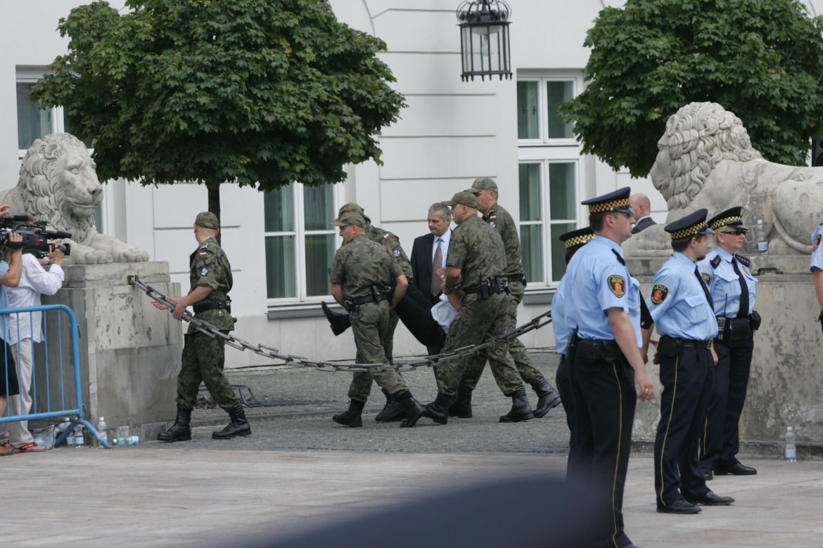 Nieudana próba przeniesienia krzyża sprzed Pałacu 3.08.2010