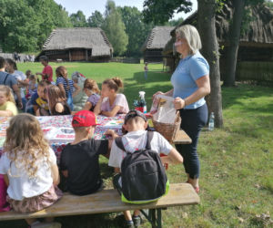 Warsztaty ludowej wycinanki w radomskim skansenie