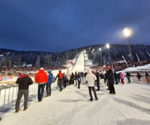 Tłumy kibiców pod Wielką Krokwią w Zakopanem