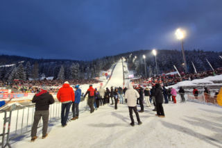 Tłumy kibiców pod Wielką Krokwią w Zakopanem