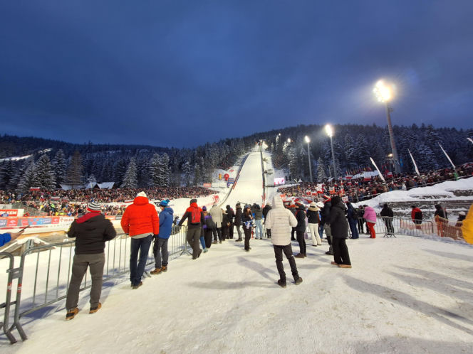 Tłumy kibiców pod Wielką Krokwią w Zakopanem