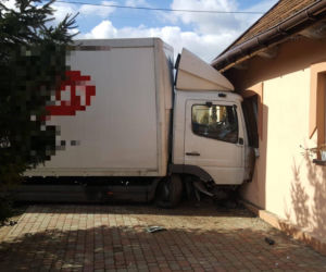 Pechowy wtorek na drogach. Ciężarówka zaparkowała w domu, seicento na przystanku