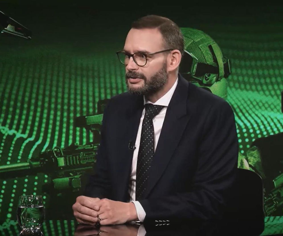 Jan Grabowski z PGZ S.A. w ciemnej marynarce i okularach. O rezygnacji wiceprezesa przeczytasz na SE Portal Obronny.