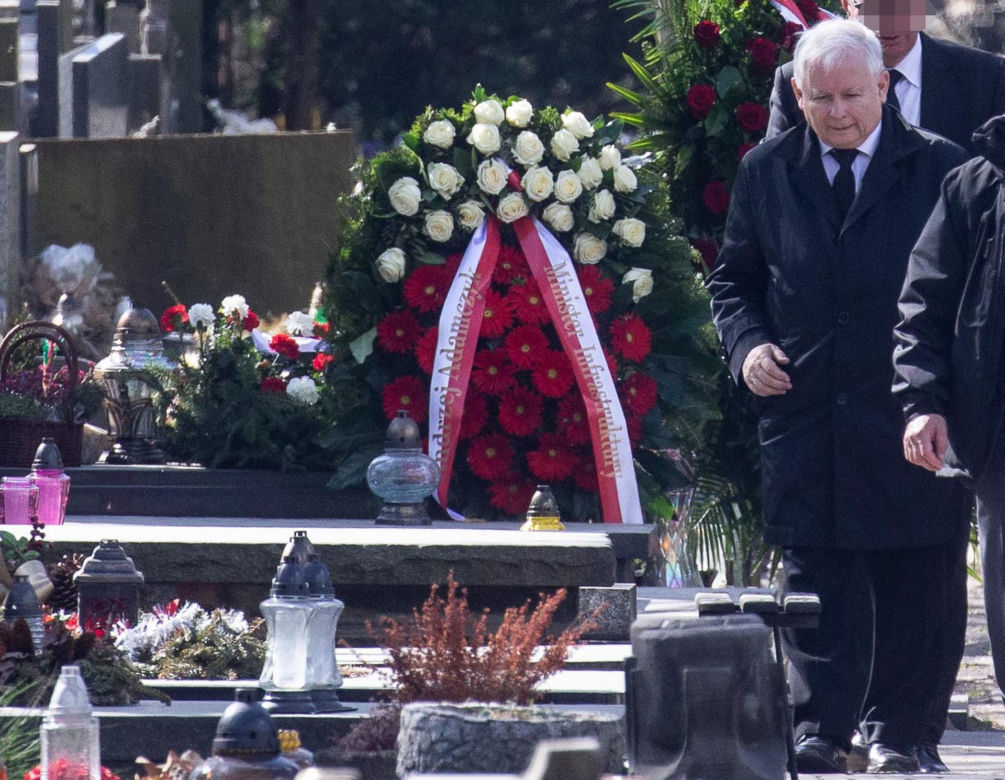 Kaczyński na grobie ukochanej mamy
