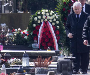 Kaczyński na grobie ukochanej mamy