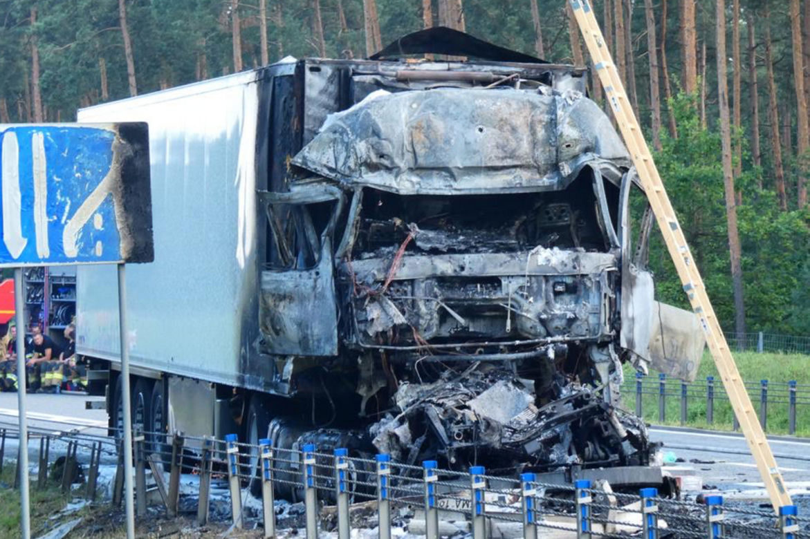 Makabra pod Żyrardowem. Zderzyły się dwie ciężarówki. Jedna z nich stanęła w ogniu! Kierowca zmarł w szpitalu