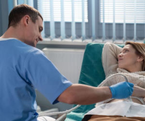 Na dobre i na złe odc. 774. Krzysztof Radwan (Mateusz Damięcki), Dominika (Paulina Gałązka)