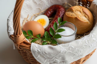 Ksiądz o wielkanocnej święconce. Tego nie wkładać do koszyczka?