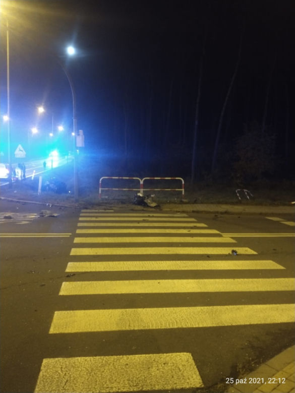 Wypadek na trasie Olkusz-Witeradow. Silnik wyleciał z auta! [ZDJĘCIA]