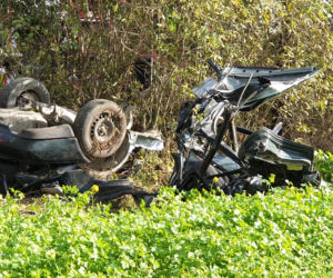 Audi roztrzaskało się na drzewie. Jechało nim 5 młodych osób 
