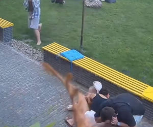 Mocne nagranie z Ukrainy. Ludzie siedzieli w kawiarni, gdy spadły pociski