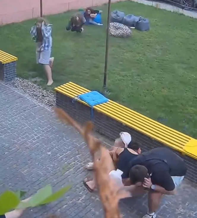 Mocne nagranie z Ukrainy. Ludzie siedzieli w kawiarni, gdy spadły pociski