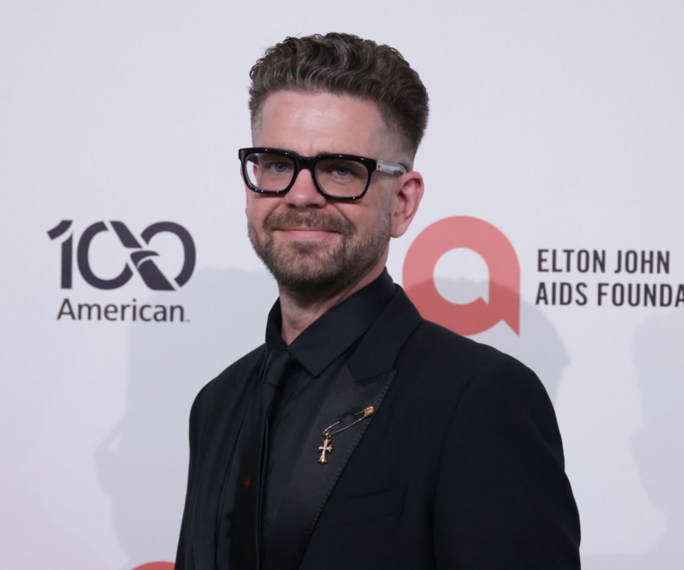 Jack Osbourne w czarnym garniturze i okularach. O jego wspomnieniach z koncertu ojca przeczytasz na EskaRock.