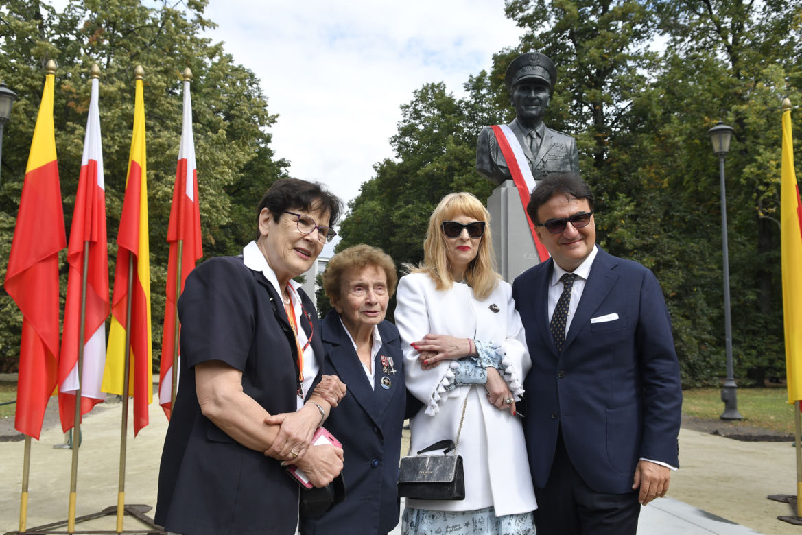 Halina Jędrzejewska przy pomniku generała Zbigniewa Ścibor-Rylskiego w Warszawie