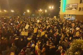 Protest kobiet w Białymstoku. Petardy na Czarnym Spacerze. Poleciały w stronę uczestników