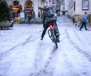 Holandia/ Setki odwołanych lotów, chaos na kolei i rekordowe korki z powodu ataku zimy