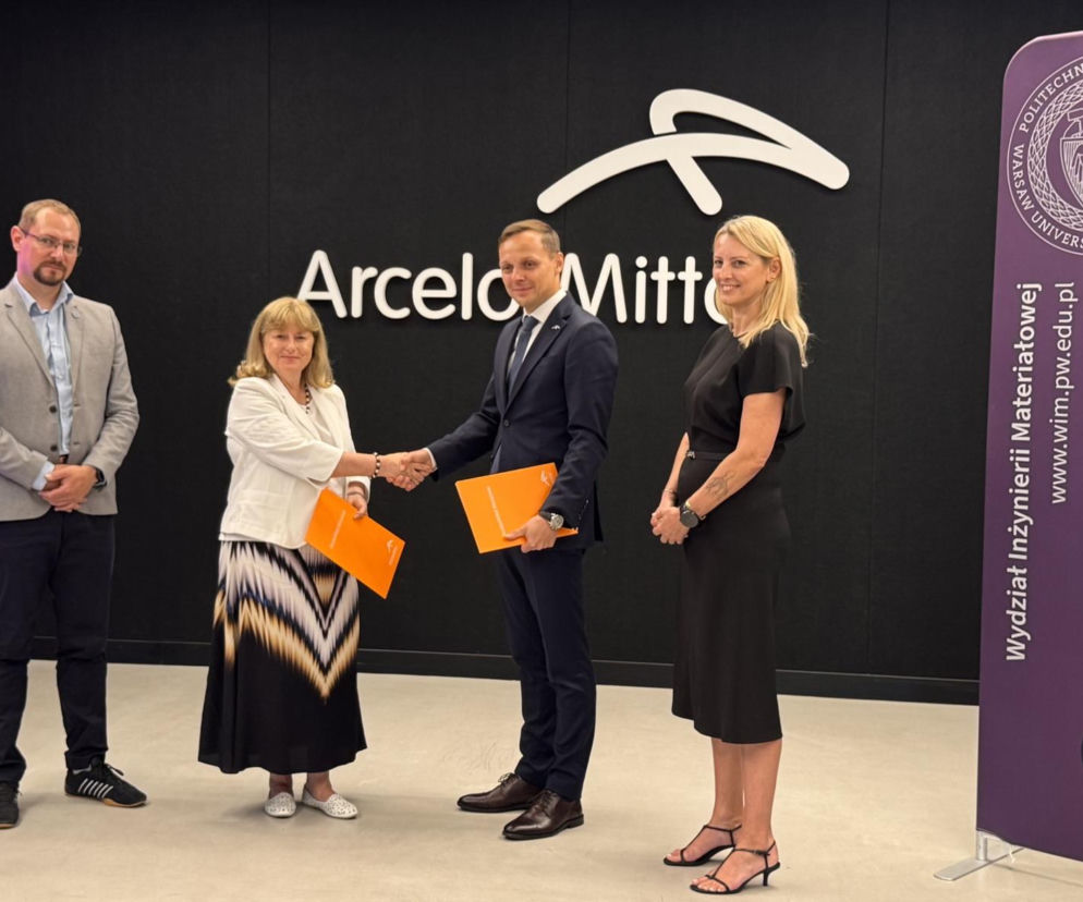 Artur Giewartowski, Prezes Zarządu ArcelorMittal Warszawa, uścisk dłoni z prof. Anną Boczkowską, Dziekan Wydziału Inżynierii Materiałowej Politechniki Warszawskiej, obok inni przedstawiciele. Podpisanie listu intencyjnego Od inżyniera do Lidera, o czym możesz przeczytać na Super Biznes.
