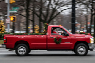 Biedronka z Mikołajem rusza w Polskę. Co przygotowała dla klientów na Święta?