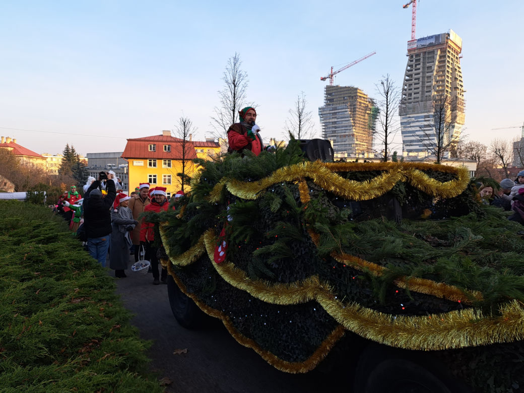 Parada Św. Mikołaja w Rzeszowie. Tłumy dzieci na spotkaniu ze Świętym na Rynku