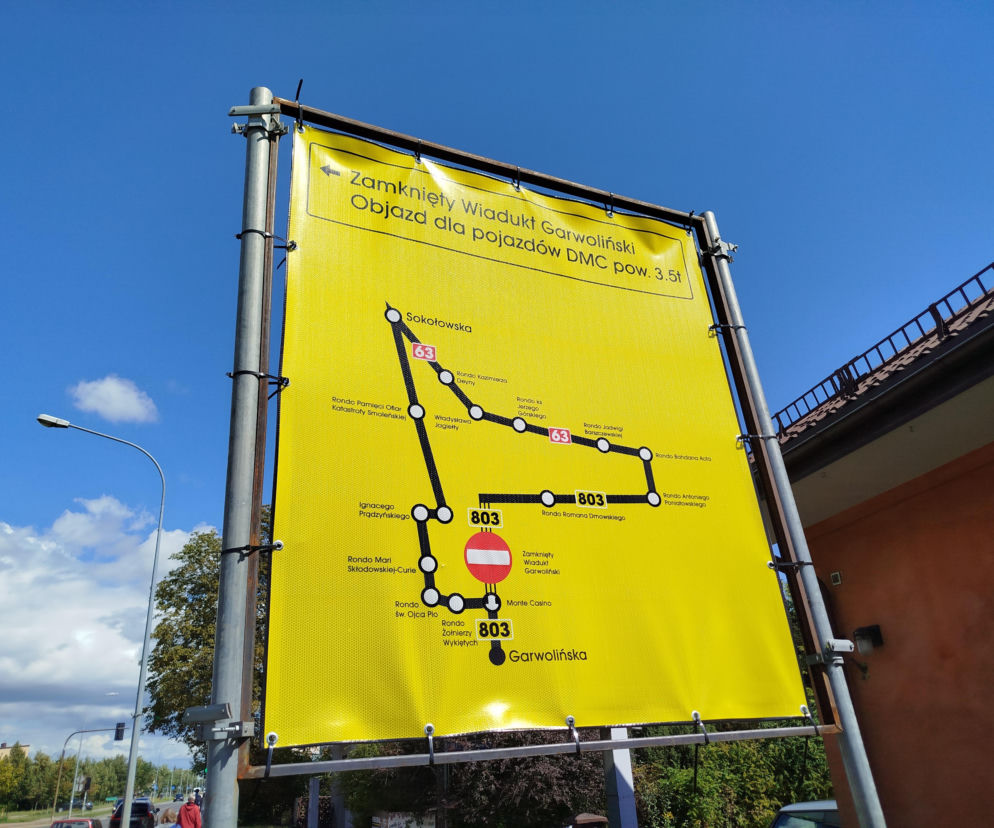 Tablica o zamkniętym Wiadukcie Garwolińskim i objazdach. O remontach dróg w Siedlcach przeczytasz na Eska Siedlce.