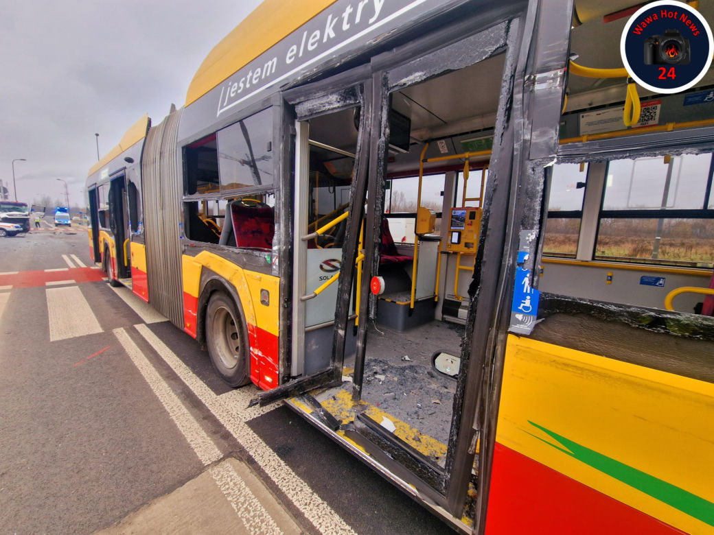 Betoniarka huknęła w autobus miejski. Pasażerka wylądowała w szpitalu