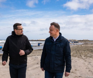 Premier Mateusz Morawiecki i Prezydent Andrzej Duda na piwie, na Mierzei Wiślanej   