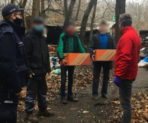 Policjanci wręczali bezdomnym paczki z ubraniami
