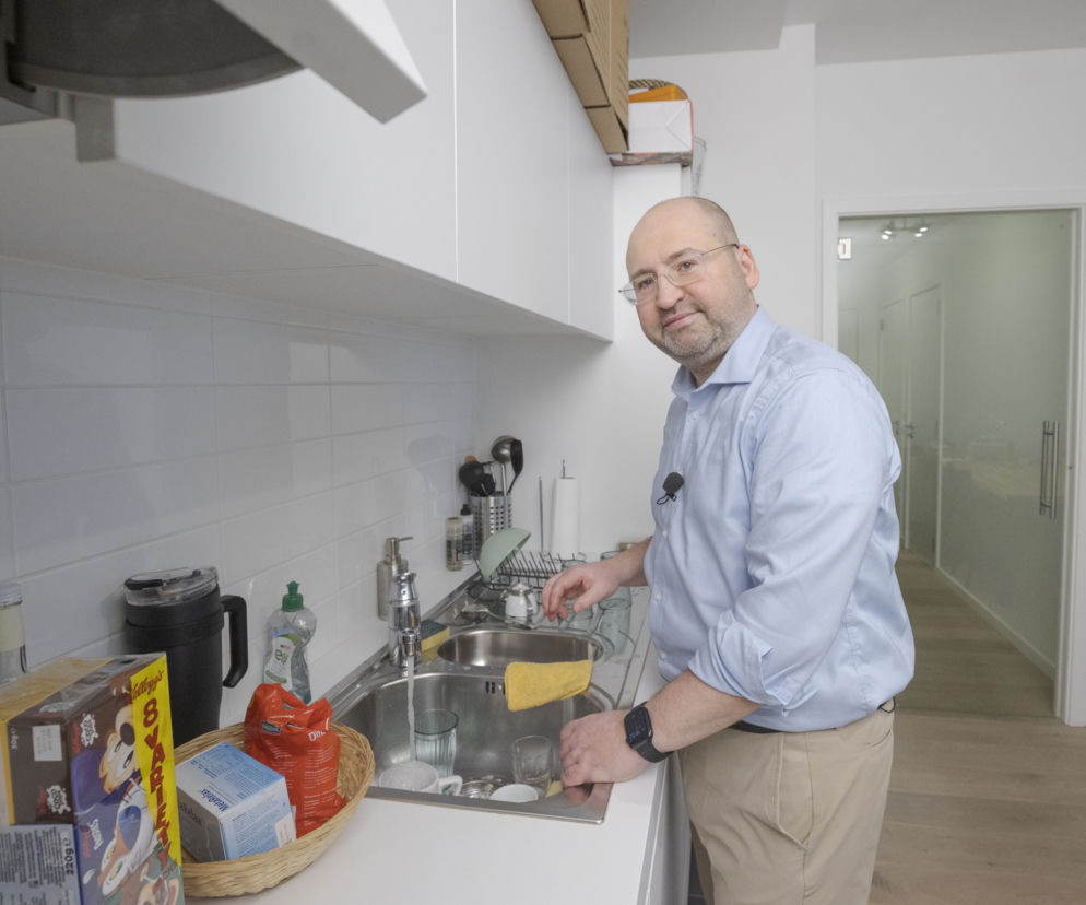 Tak mieszka Adam Bielan w Brukseli