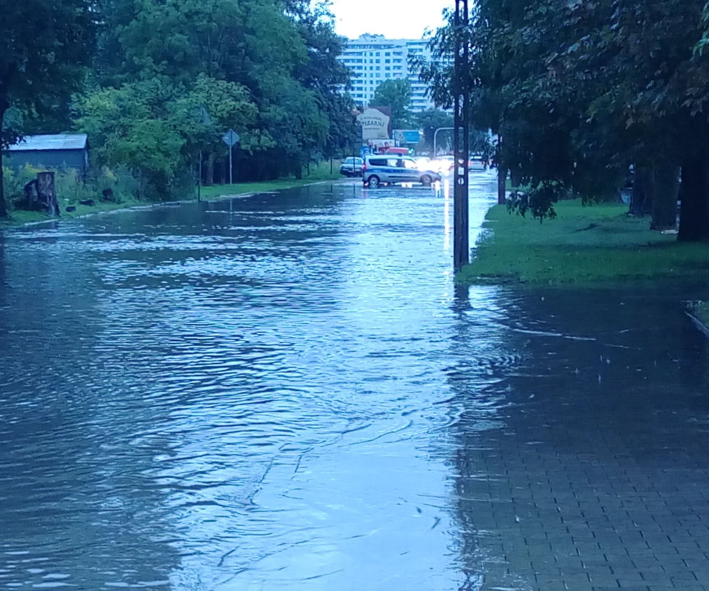 Ulewa w Białymstoku. Ulice nieprzejezdne. IMGW ostrzega: nadal będzie padać [ZDJĘCIA]