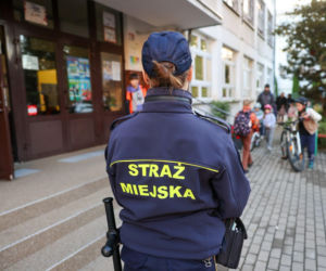 Radiowozy przy szkołach we Wrocławiu. Uczą dzieci ucieczki i barykadowania sal