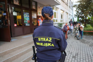 Radiowozy przy szkołach we Wrocławiu. Uczą dzieci ucieczki i barykadowania sal