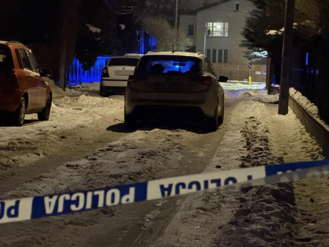 Tajemniczy atak w Ursusie. Mężczyzna raniony nożem w pośladek, sprawcy brak