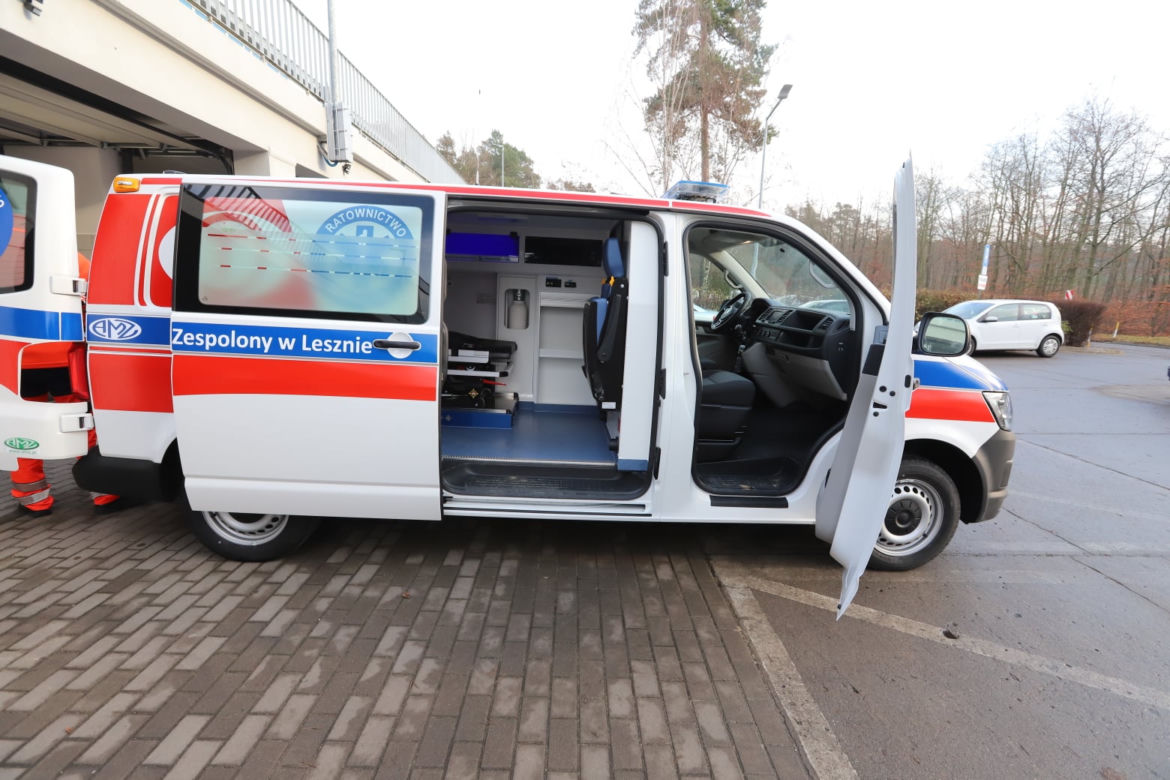 Szpital w Lesznie ma nową karetkę transportową. Zastąpi inną, wysłużoną