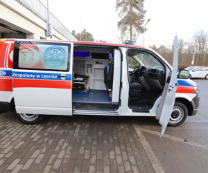 Szpital w Lesznie ma nową karetkę transportową. Zastąpi inną, wysłużoną