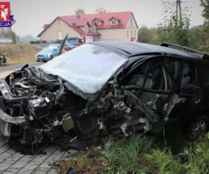 Opel i Renault zmiażdżone po czołowym zderzeniu. Kierowca popełnił fatalny błąd