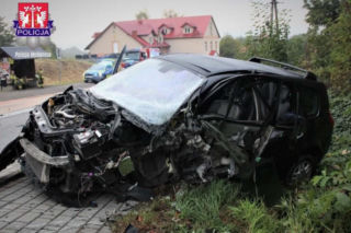 Opel i Renault zmiażdżone po czołowym zderzeniu. Kierowca popełnił fatalny błąd