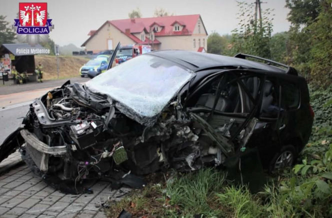 Opel i Renault zmiażdżone po czołowym zderzeniu. Kierowca popełnił fatalny błąd