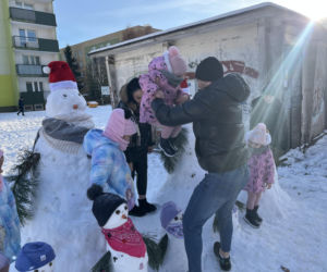 Rodzina bałwanów w Lublinie. Państwo Wrońscy zbudowali zimowy hit osiedla
