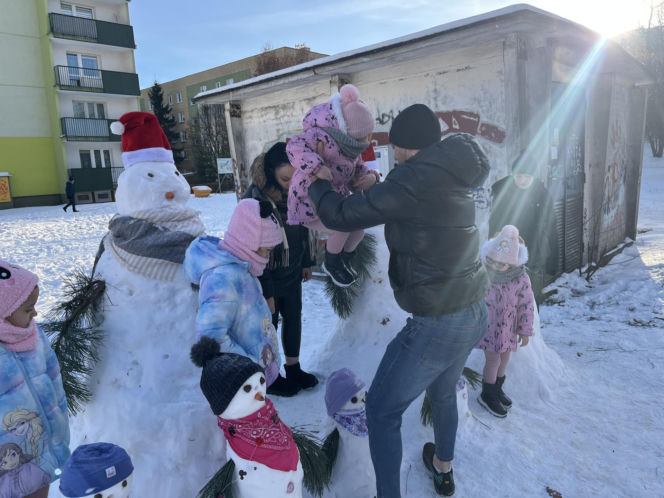 Rodzina bałwanów w Lublinie. Państwo Wrońscy zbudowali zimowy hit osiedla