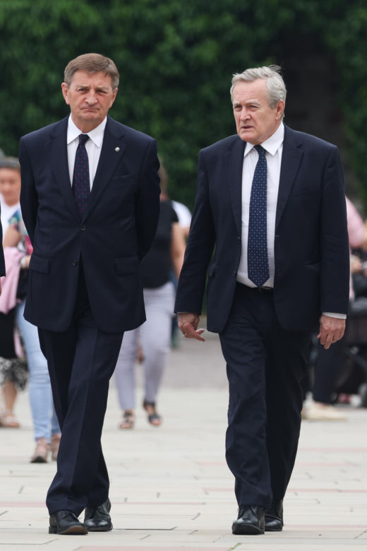 Jarosław Kaczyński odwiedził grób brata w dniu urodzin. Towarzyszyła mu rodzina [ZDJĘCIA]