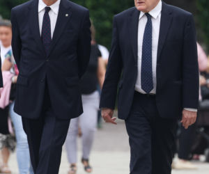 Jarosław Kaczyński odwiedził grób brata w dniu urodzin. Towarzyszyła mu rodzina [ZDJĘCIA]