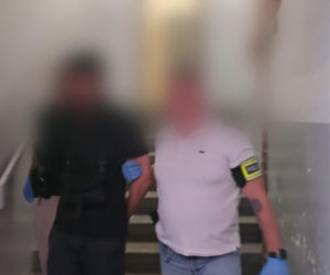Zasnęła na tylnym siedzeniu taksówki. Obudziła się w zaroślach z kierowcą!